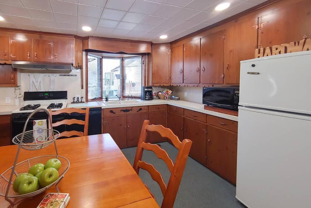 Huge Historic, W/Large Yard & Close To Beach Манистий Екстериор снимка