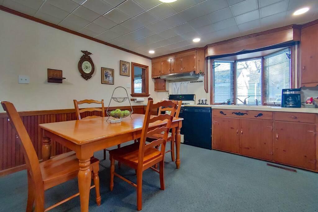 Huge Historic, W/Large Yard & Close To Beach Манистий Екстериор снимка