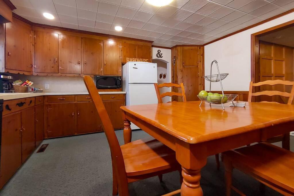 Huge Historic, W/Large Yard & Close To Beach Манистий Екстериор снимка