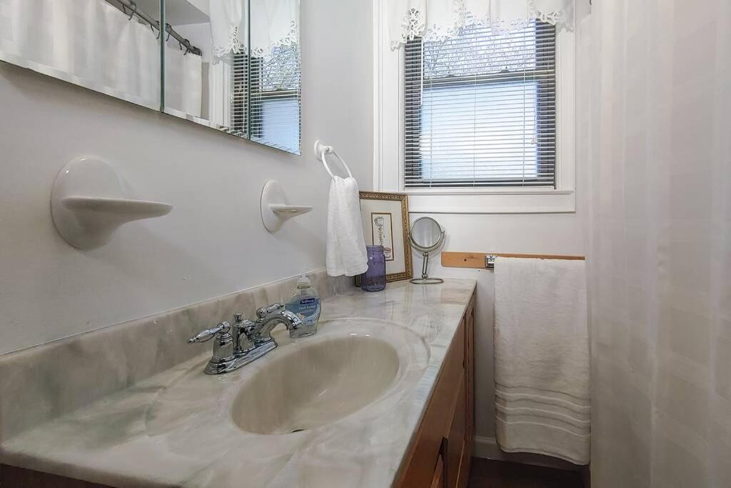Huge Historic, W/Large Yard & Close To Beach Манистий Екстериор снимка