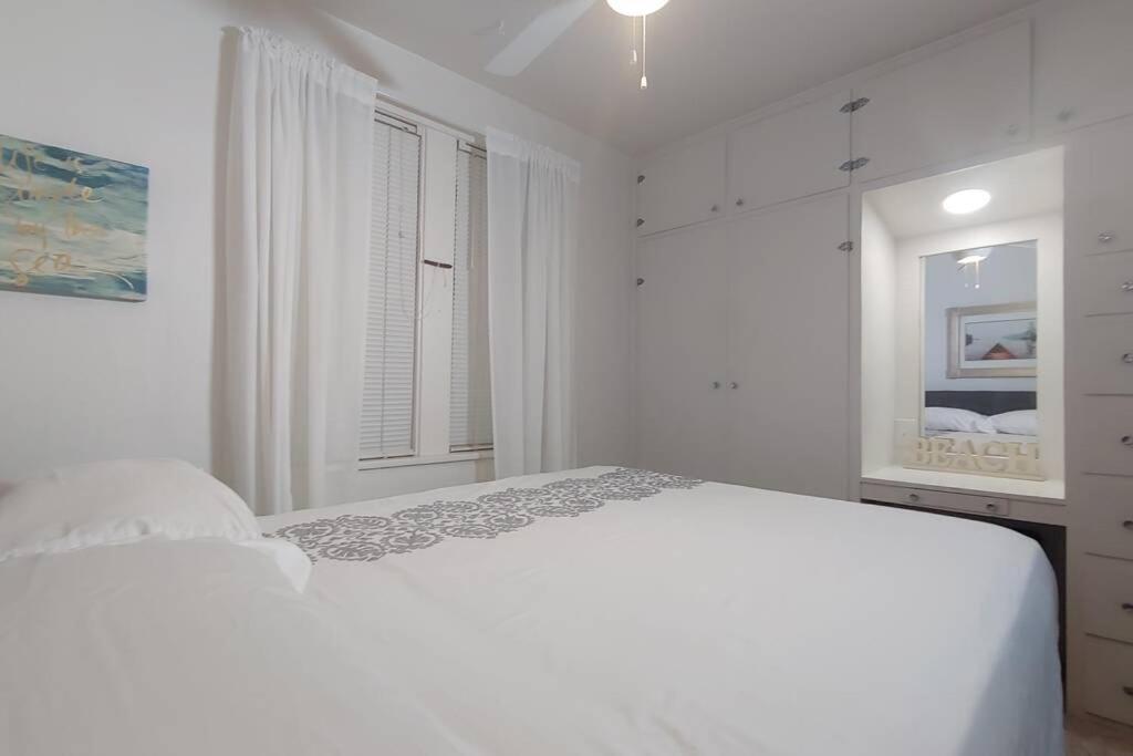 Huge Historic, W/Large Yard & Close To Beach Манистий Екстериор снимка