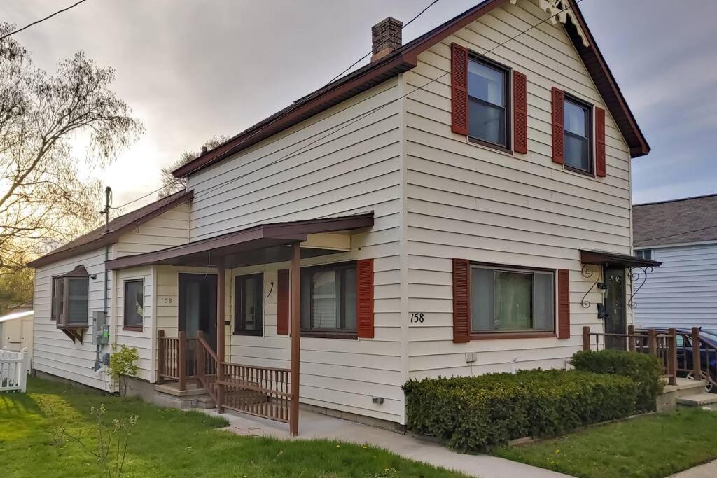 Huge Historic, W/Large Yard & Close To Beach Манистий Екстериор снимка
