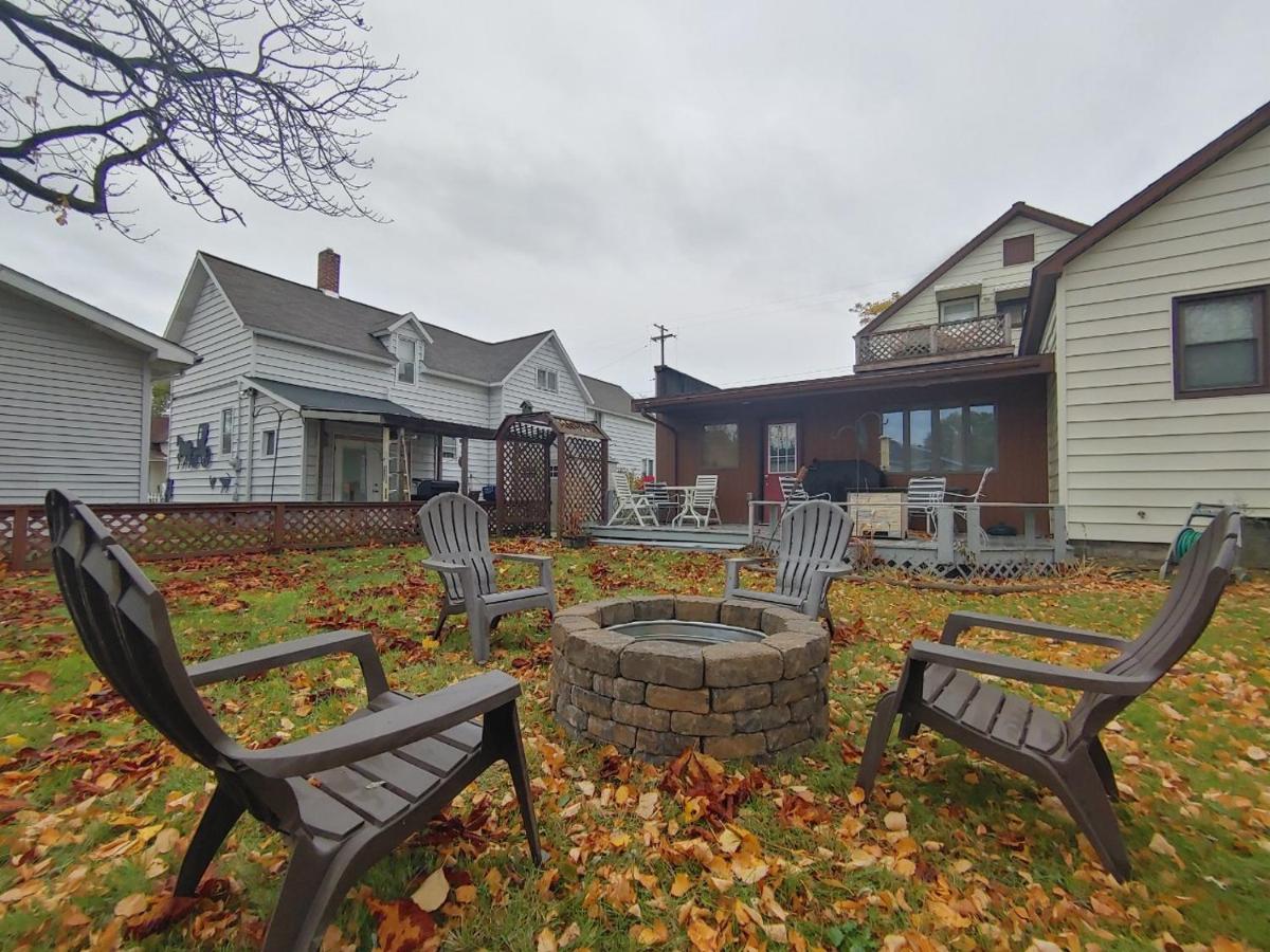 Huge Historic, W/Large Yard & Close To Beach Манистий Екстериор снимка